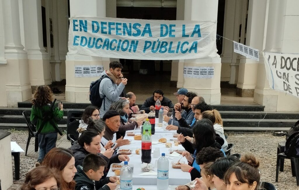 MASIVO PARO EN LA UNT – ADIUNT